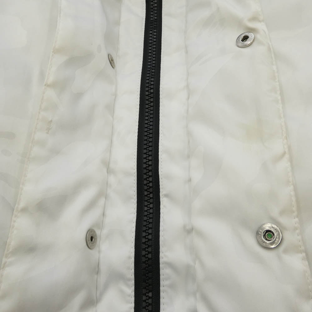 A BATHING APE アベイシングエイプ AAPDNM7071XX5 【フェイクバスターズ鑑定済】AAPE APUNVS カモフラ ワッペン フーディー ドローコード付き ダウン ジャケット ホワイト系 ブラック系 S【中古】