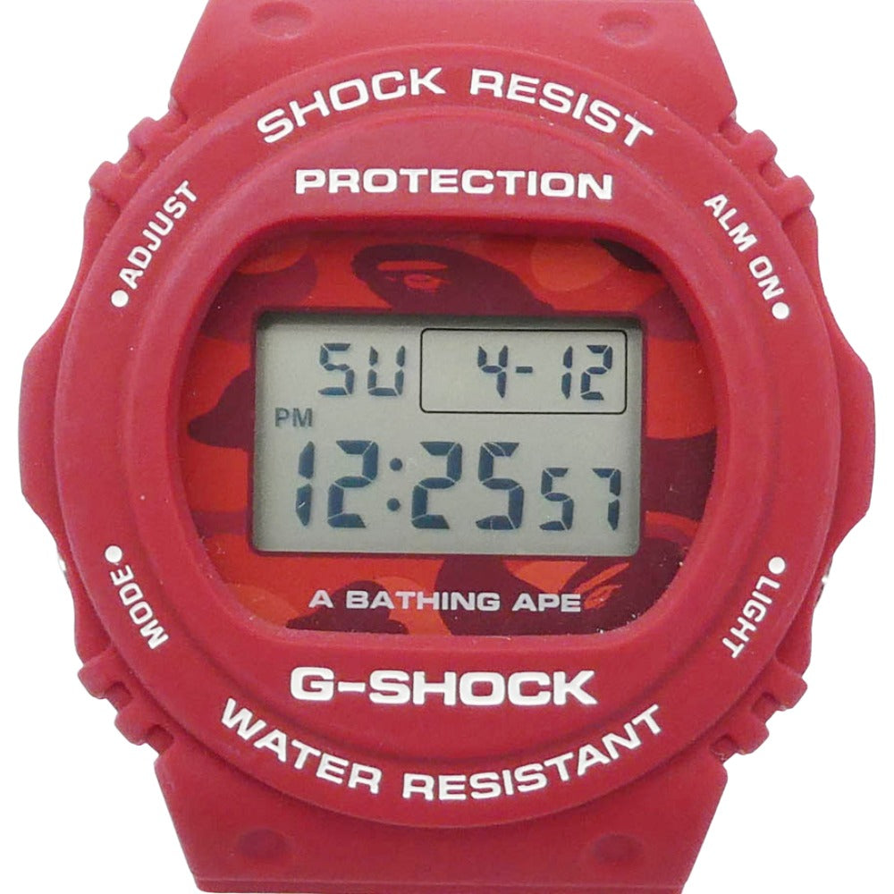 A BATHING APE アベイシングエイプ DW-5750E × CASIO G-SHOCK カシオ ジーショック 丸型 カラーカモ レッドカモ ウオッチ 腕時計 ホワイト系 レッド系【美品】【中古】