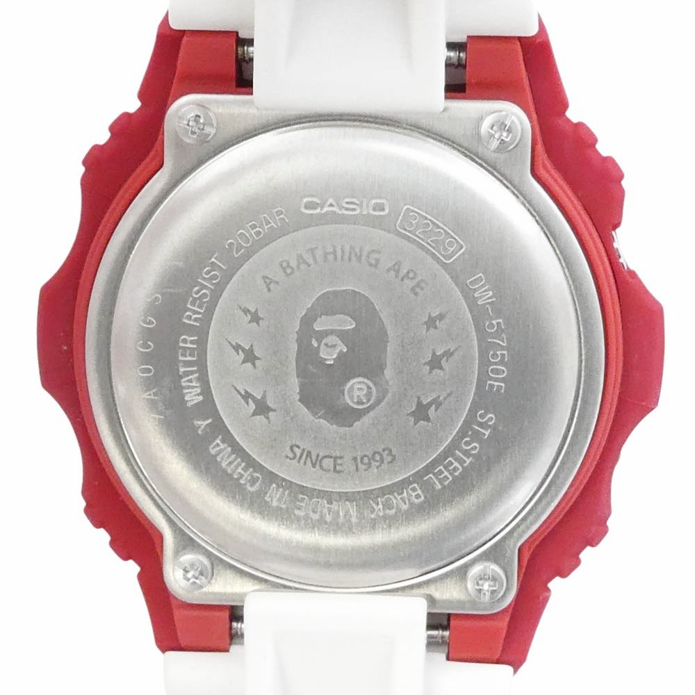 A BATHING APE アベイシングエイプ G-SHOCK ジーショック DW-5750E × CASIO G-SHOCK カシオ ジーショック 丸型 カラーカモ レッドカモ ウオッチ 腕時計 ホワイト系 レッド系【美品】【中古】