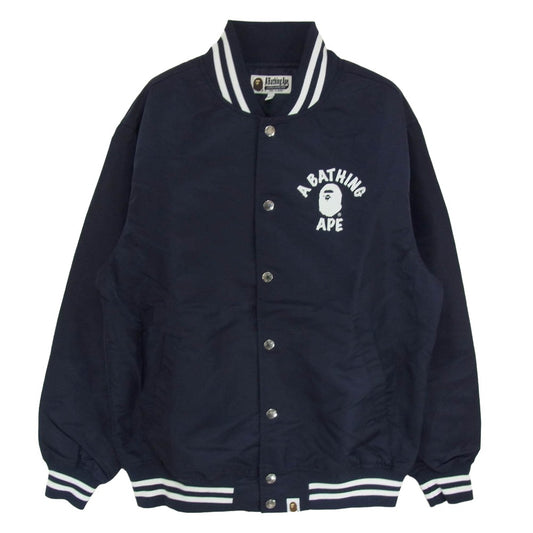 A BATHING APE アベイシングエイプ 001GDM201001H カレッジ ロゴ プリント ナイロン ブルゾン スタジャン ネイビー系 S【新古品】【未使用】【中古】