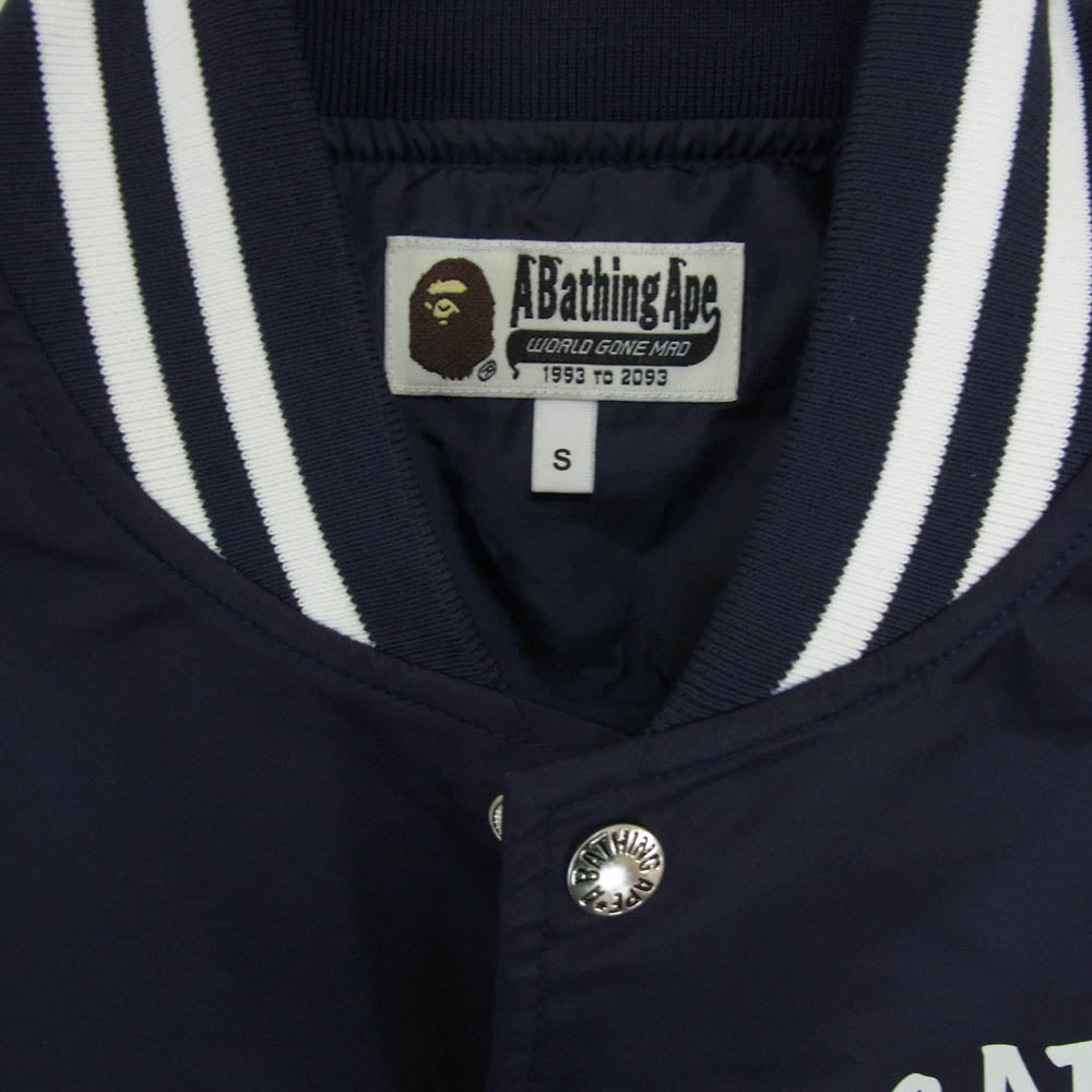 A BATHING APE アベイシングエイプ 001GDM201001H カレッジ ロゴ プリント ナイロン ブルゾン スタジャン ネイビー系 S【新古品】【未使用】【中古】