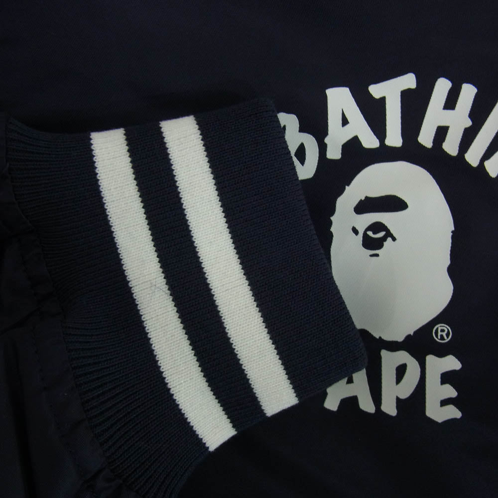 A BATHING APE アベイシングエイプ 001GDM201001H カレッジ ロゴ プリント ナイロン ブルゾン スタジャン ネイビー系 S【新古品】【未使用】【中古】