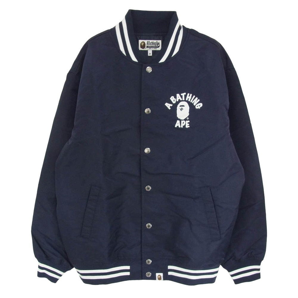 A BATHING APE アベイシングエイプ 001GDM201001H カレッジ ロゴ プリント ナイロン ブルゾン スタジャン ネイビー系 M【新古品】【未使用】【中古】
