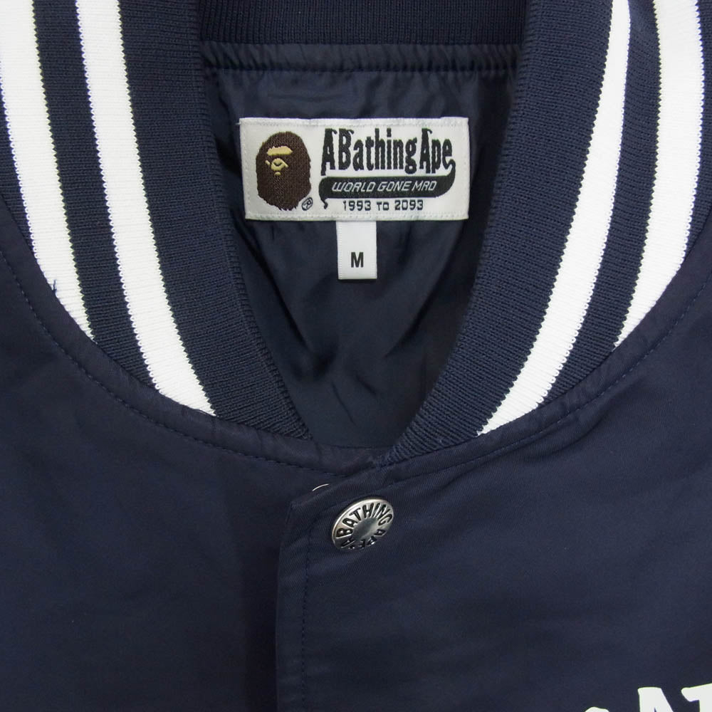 A BATHING APE アベイシングエイプ 001GDM201001H カレッジ ロゴ プリント ナイロン ブルゾン スタジャン ネイビー系 M【新古品】【未使用】【中古】