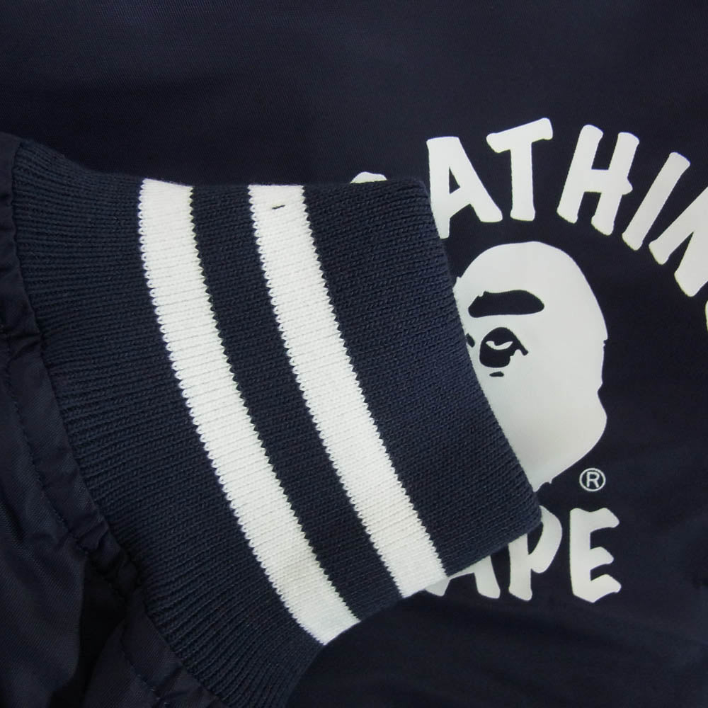 A BATHING APE アベイシングエイプ 001GDM201001H カレッジ ロゴ プリント ナイロン ブルゾン スタジャン ネイビー系 M【新古品】【未使用】【中古】
