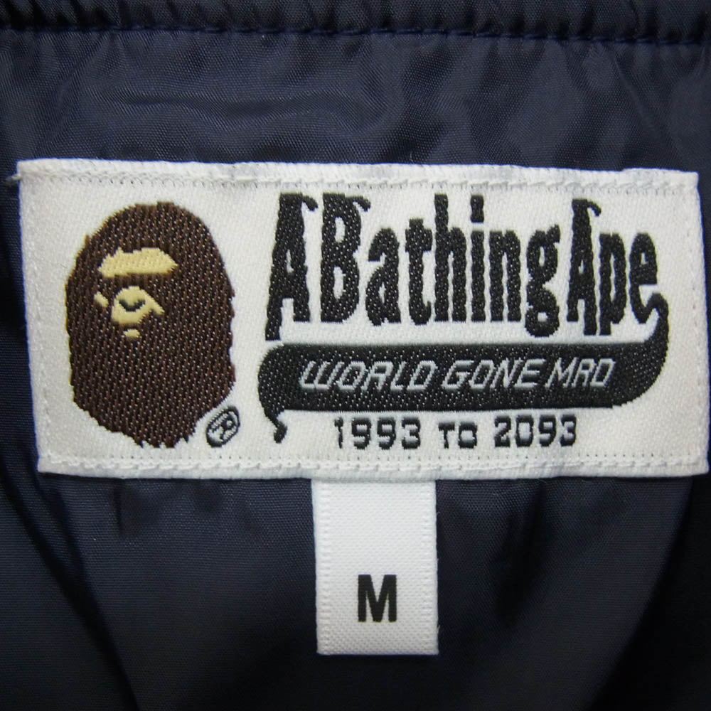 A BATHING APE アベイシングエイプ 001GDM201001H カレッジ ロゴ プリント ナイロン ブルゾン スタジャン ネイビー系 M【新古品】【未使用】【中古】