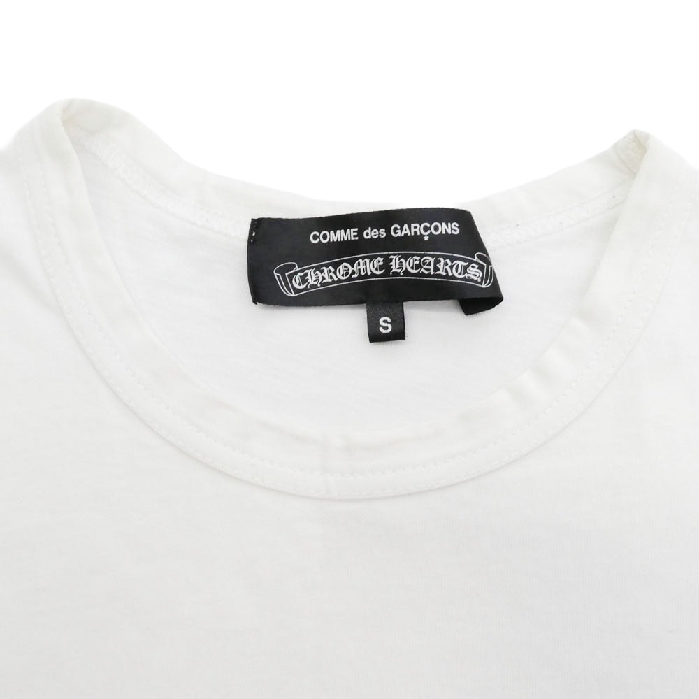 CHROME HEARTS クロムハーツ（原本無） COMME des GARCONS コムデギャルソン DSMG ドーバーストリートマーケット銀座限定 スクロールラベルプリント 半袖 Tシャツ ホワイト系 マルチカラー系 S【中古】