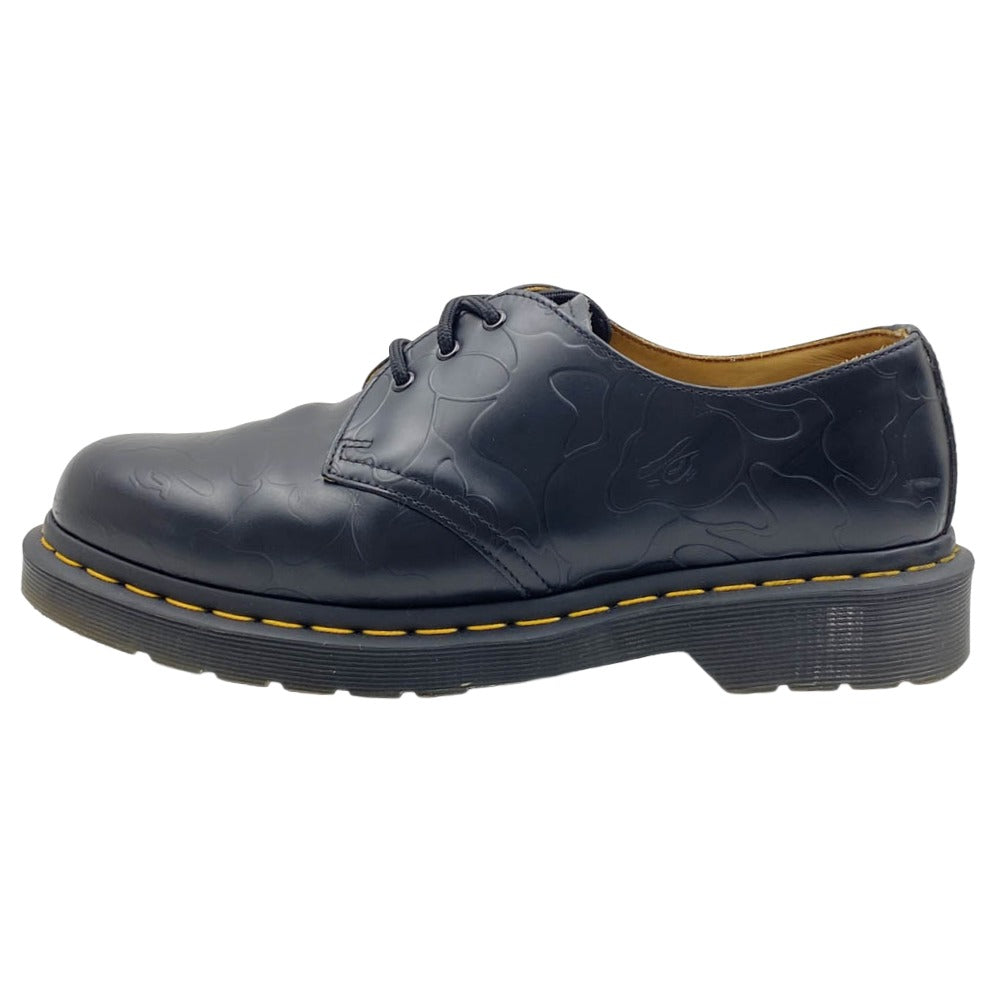 A BATHING APE アベイシングエイプ Dr.Martens ドクターマーチン 1461 BAPE x Dr. Martens Emboss 3EYE SHOE ドクターマーチン エンボス 猿カモ 猿迷彩 イエローウェルトステッチ 3 ホール シューズ ブラック系 US9【中古】