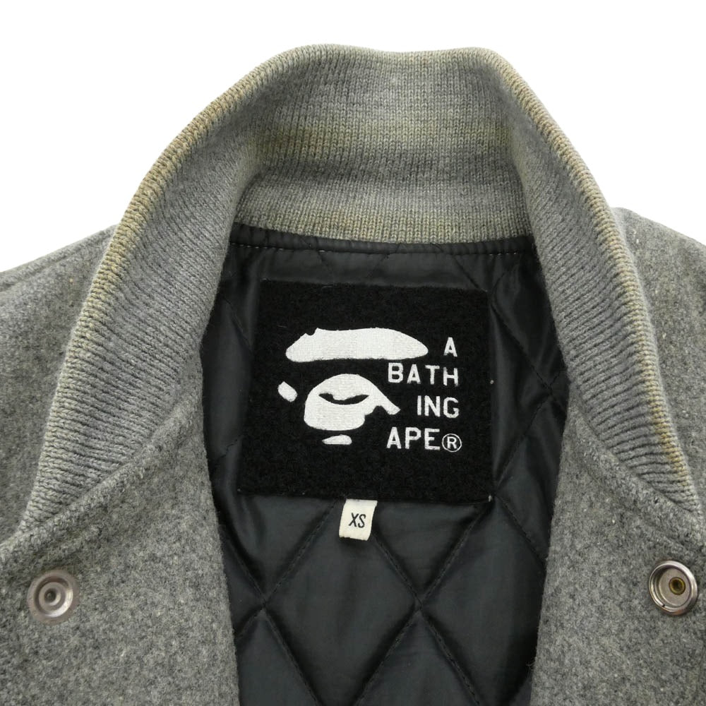 A BATHING APE アベイシングエイプ Cowhide Varsity jacket 牛革 袖 レザー BAPSTA B ワッペン スタジャン バーシティジャケット グレー グレー系 XS【中古】