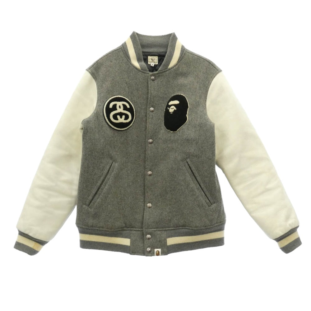 A BATHING APE アベイシングエイプ STUSSY ステューシー 11SS × STUSSY 30周年記念 モデル Varsity jacket ステューシー 袖 レザー サルフェイス SSリンクロゴ ワッペン スタジャン バーシティジャケット グレー系 M【中古】