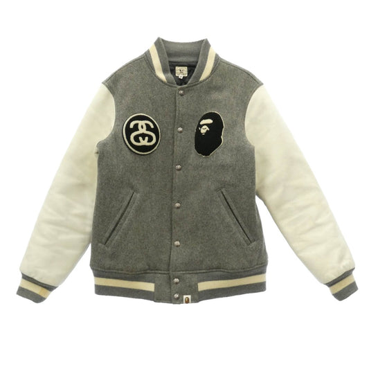 A BATHING APE アベイシングエイプ STUSSY ステューシー 11SS × STUSSY 30周年記念 モデル Varsity jacket ステューシー 袖 レザー サルフェイス SSリンクロゴ ワッペン スタジャン バーシティジャケット グレー系 M【中古】