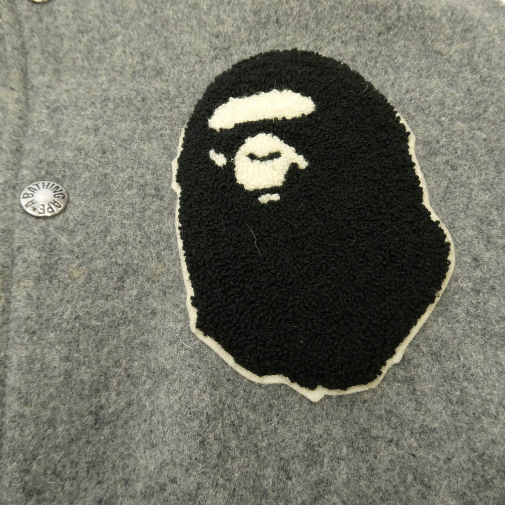A BATHING APE アベイシングエイプ STUSSY ステューシー 11SS × STUSSY 30周年記念 モデル Varsity jacket ステューシー 袖 レザー サルフェイス SSリンクロゴ ワッペン スタジャン バーシティジャケット グレー系 M【中古】