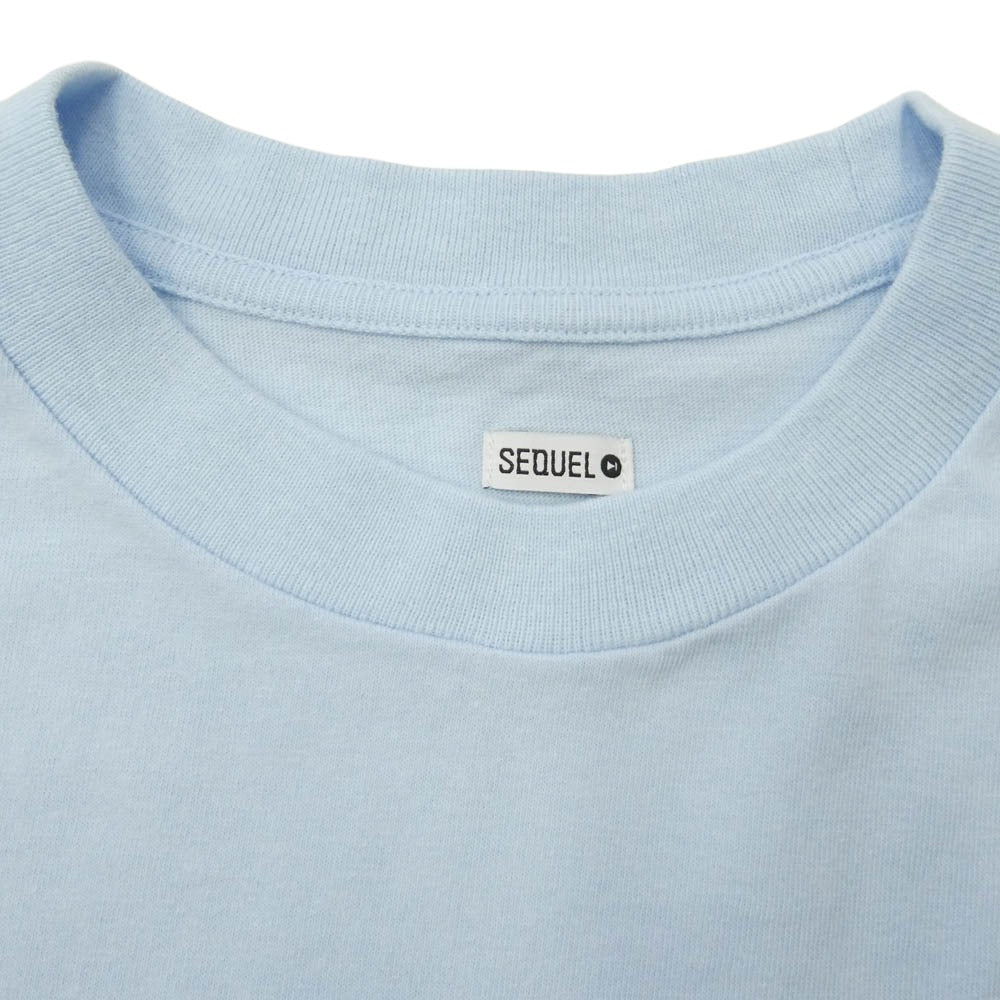 SEQUEL シークエル 25SS SQ-25SS-ST-08 WEEKEND T-SHIRT ロゴ プリント 半袖 Tシャツ ライトブルー系 M【新古品】【未使用】【中古】