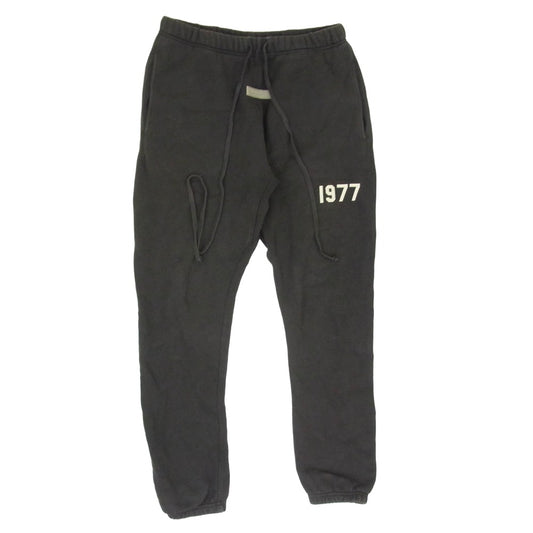FEAR OF GOD フィアオブゴッド FOG ESSENTIALS エッセンシャルズ 1977 ラバーパッチ スウェット パンツ グレー系 M【中古】