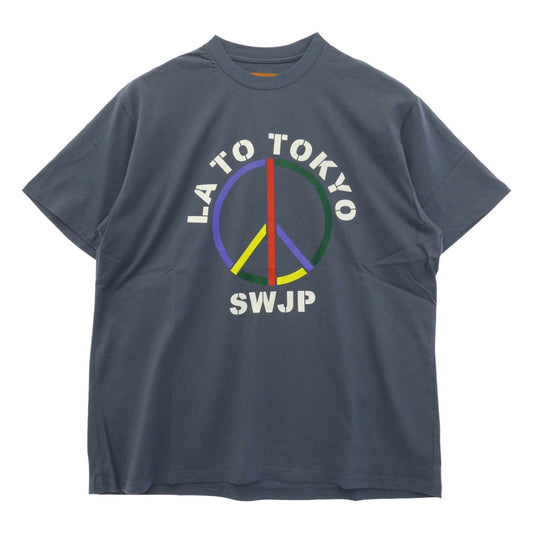 エスダブリュージェーピー 26SS SW-26SS-27 LA TO TOKYO T-SHIRT ロゴプリント クルーネック 半袖 Tシャツ ネイビー ネイビー系 L【新古品】【未使用】【中古】