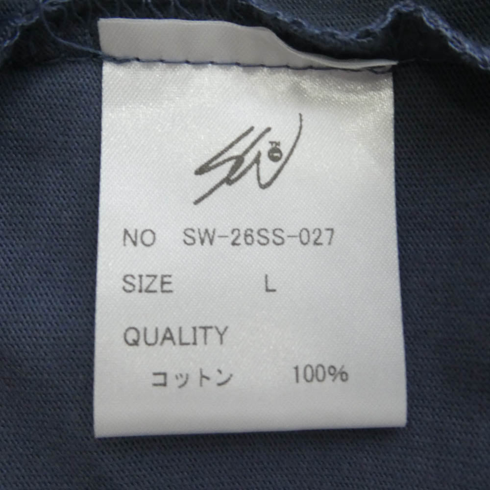 エスダブリュージェーピー 26SS SW-26SS-27 LA TO TOKYO T-SHIRT ロゴプリント クルーネック 半袖 Tシャツ ネイビー ネイビー系 L【新古品】【未使用】【中古】