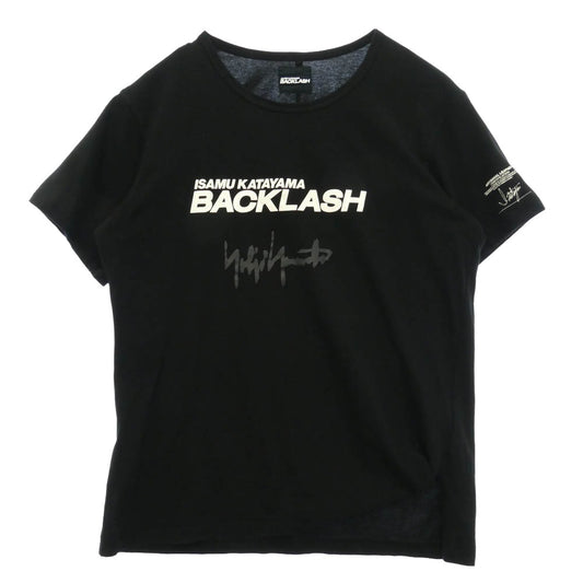 Yohji Yamamoto ヨウジヤマモト ISAMUKATAYAMA BACKLASH イサムカタヤマバックラッシュ HR-T86-993 × ISAMU KATAYAMA BACKLASH イサムカタヤマバックラッシュ フロント シグネチャー ロゴ プリント コットン Tシャツ 半袖 カットソー ブラック系 2【中古】