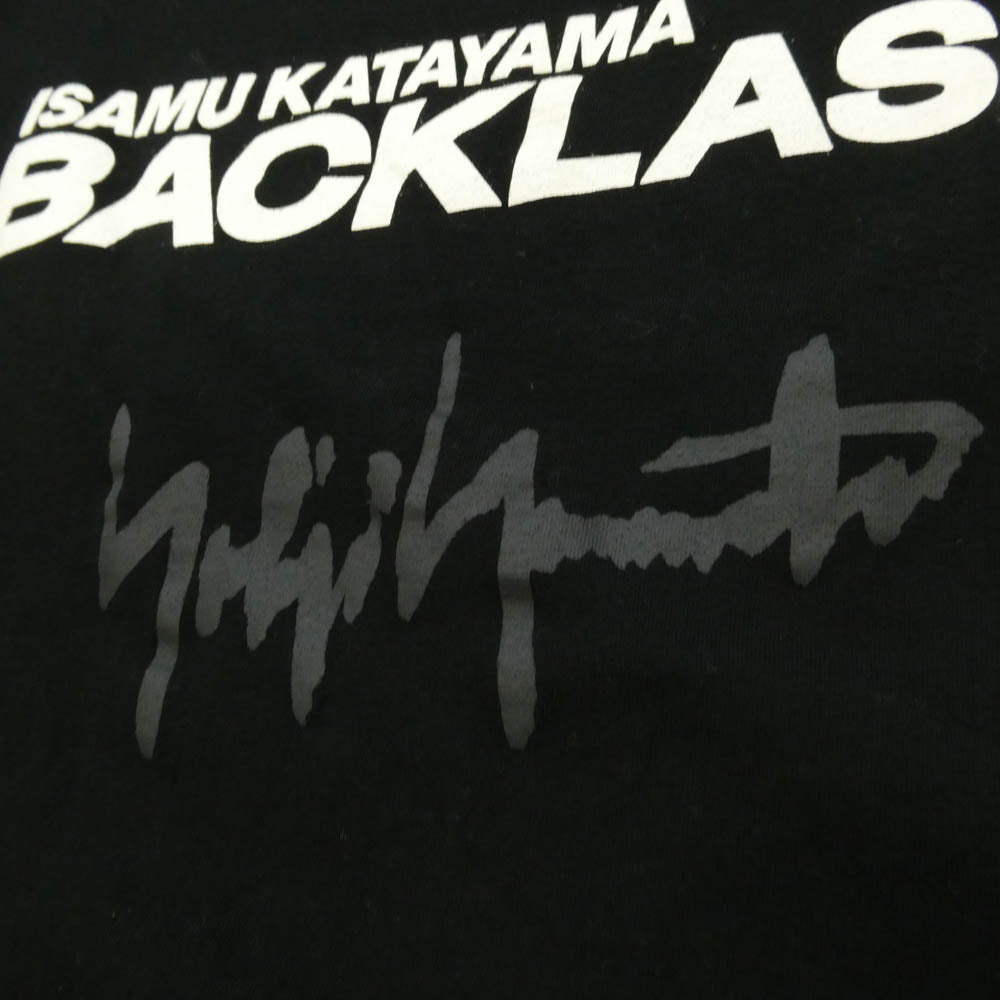 Yohji Yamamoto ヨウジヤマモト ISAMUKATAYAMA BACKLASH イサムカタヤマバックラッシュ HR-T86-993 × ISAMU KATAYAMA BACKLASH イサムカタヤマバックラッシュ フロント シグネチャー ロゴ プリント コットン Tシャツ 半袖 カットソー ブラック系 2【中古】