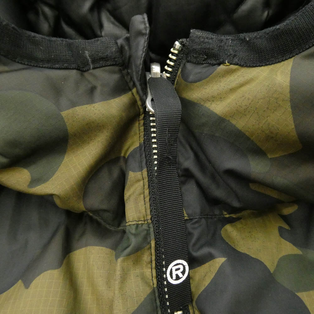 A BATHING APE アベイシングエイプ 1870-141-048 1ST CAMO ファーストカモ ワンポイント レザーパッチ ロゴ リバーシブル グリーンカモ キルティング ダウン ジャケット カモフラ 猿迷彩 グリーン系 L【中古】