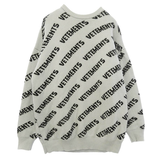 VETEMENTS ヴェトモン Allover Logo Jumper オール オーバー ロゴ ジャンパー クルーネック ニット セーター グレー系 XS【中古】