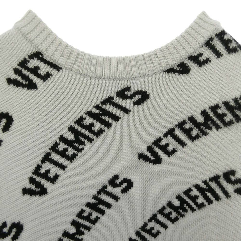 VETEMENTS ヴェトモン Allover Logo Jumper オール オーバー ロゴ ジャンパー クルーネック ニット セーター グレー系 XS【中古】