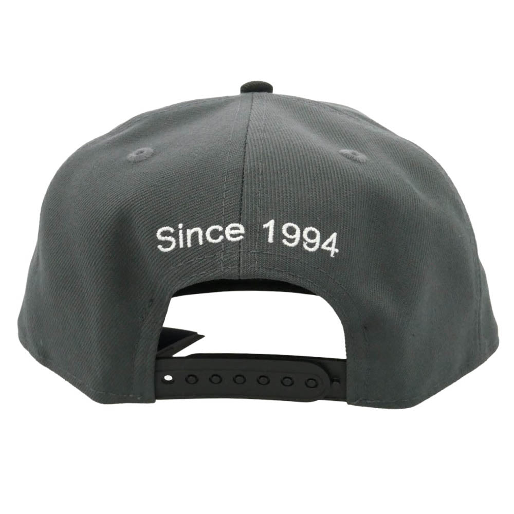 NEW ERA ニューエラ × PLAY STATION プレイステーション 9FIFTY ファミリーマーク ダークグラファイト/ブラック キャップ 帽子 グレー系【美品】【中古】