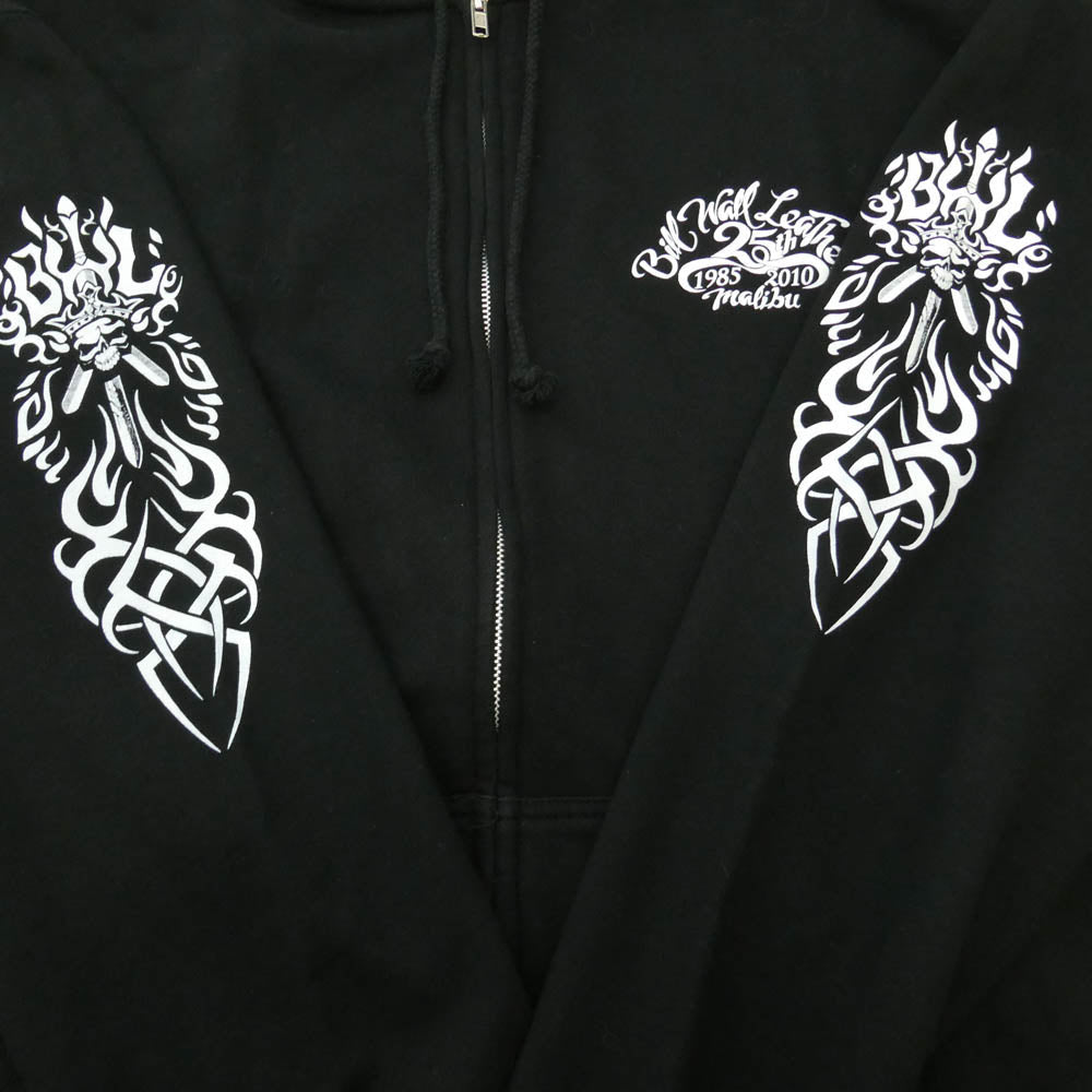 BILL WALL LEATHER ビルウォールレザー 25周年限定 ロゴプリント フーディー ジップアップ パーカー ブラック系 2XL【中古】