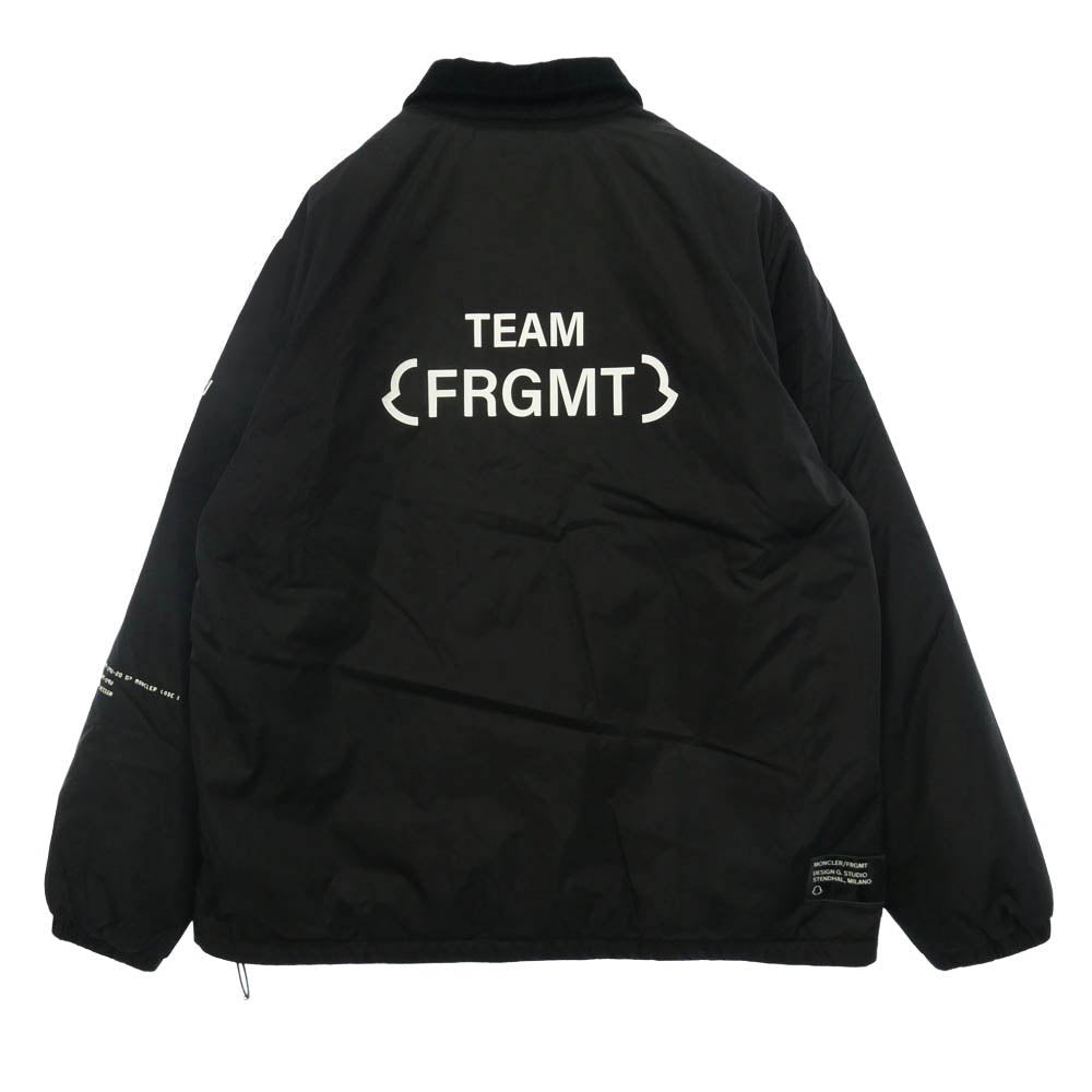 MONCLER モンクレール FRAGMENT DESIGN フラグメントデザイン 23AW I209U1A00010 × FRAGMENTdesign DAFFODIL フラグメントデザイン ダッフォデイルズ ステンカラー ロゴ プリントコーチ ジャケット ダウン フェザー混 ジャケット 2 ブラック系 2【中古】