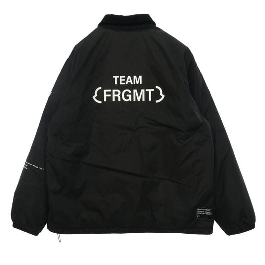 MONCLER モンクレール FRAGMENT DESIGN フラグメントデザイン 23AW I209U1A00010 × FRAGMENTdesign DAFFODIL フラグメントデザイン ダッフォデイルズ ステンカラー ロゴ プリントコーチ ジャケット ダウン フェザー混 ジャケット 2 ブラック系 2【中古】