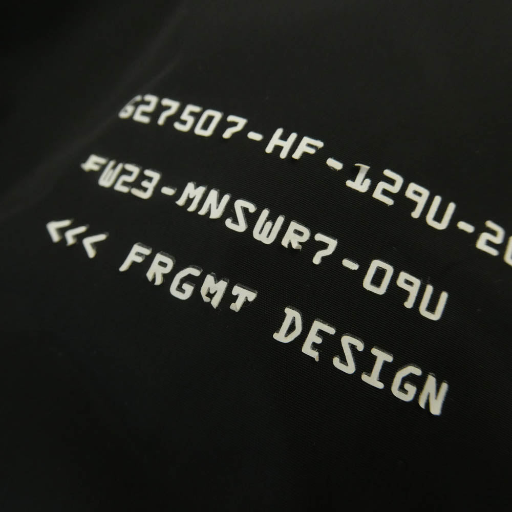 MONCLER モンクレール FRAGMENT DESIGN フラグメントデザイン 23AW I209U1A00010 × FRAGMENTdesign DAFFODIL フラグメントデザイン ダッフォデイルズ ステンカラー ロゴ プリントコーチ ジャケット ダウン フェザー混 ジャケット 2 ブラック系 2【中古】