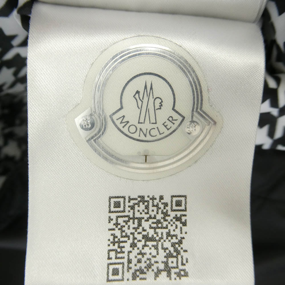 MONCLER モンクレール FRAGMENT DESIGN フラグメントデザイン 23AW I209U1A00010 × FRAGMENTdesign DAFFODIL フラグメントデザイン ダッフォデイルズ ステンカラー ロゴ プリントコーチ ジャケット ダウン フェザー混 ジャケット 2 ブラック系 2【中古】