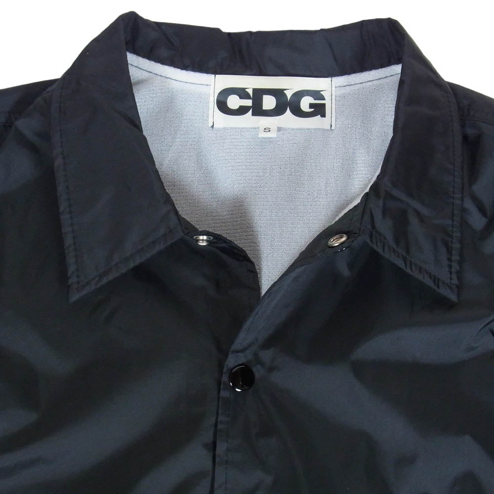 COMME des GARCONS コムデギャルソン AD2018 SZ-J004 CDG ロゴ バックプリント ナイロン コーチジャケット ブラック系 S【中古】
