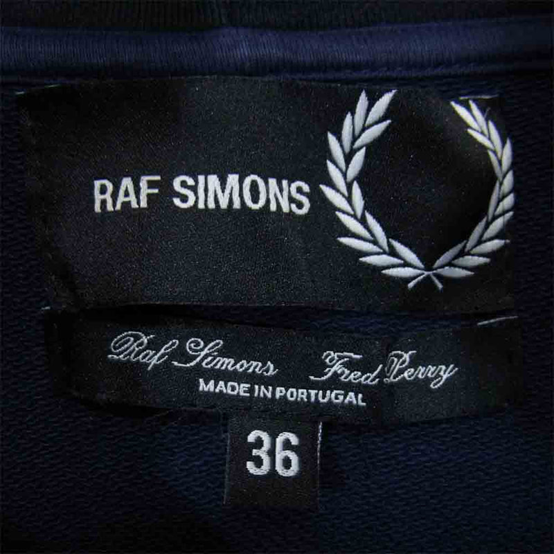 RAF SIMONS ラフシモンズ SM5137 × Fred Perry フレッドペリー EMBROIDERD INITIAL HOODED SWEATSHIRT ネイビー系 36【中古】