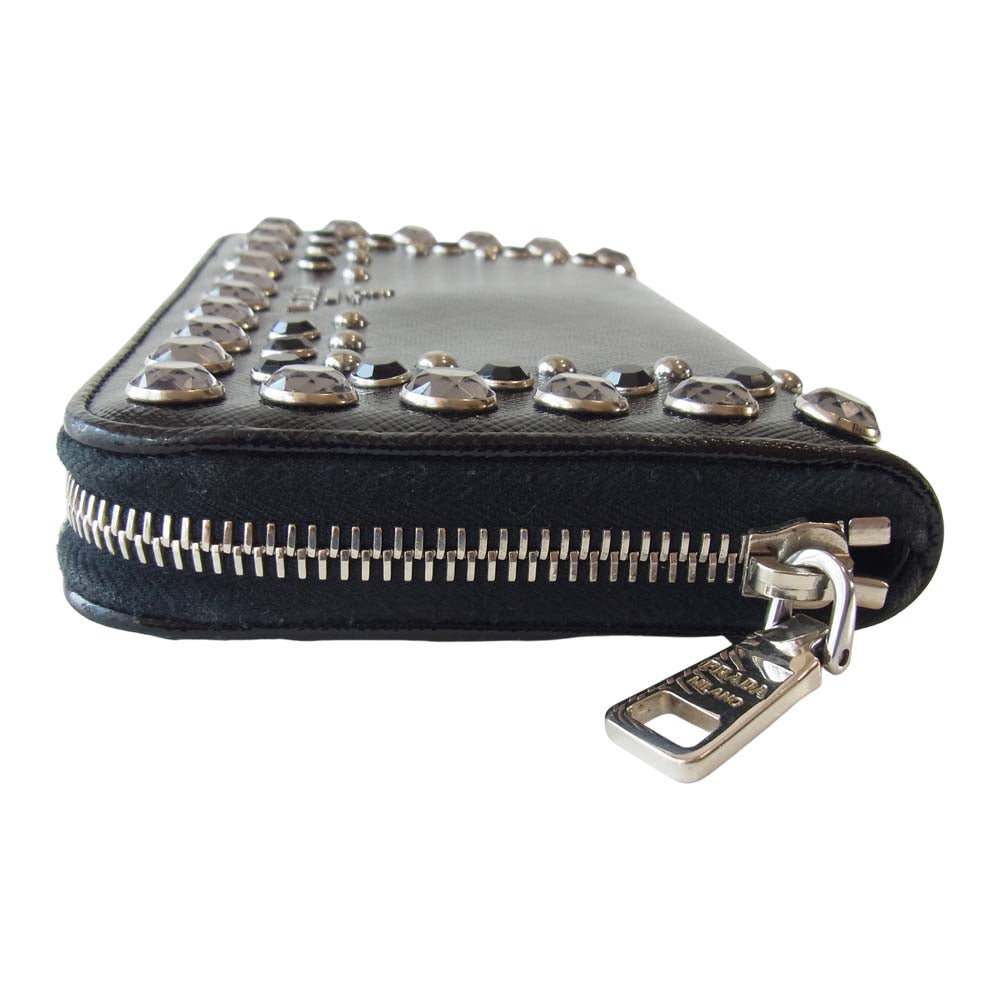 PRADA プラダ SAFFIANO VERNIC サフィアーノ ヴェルニ ラウンドジップ スタッズ 長財布 ブラック系【中古】