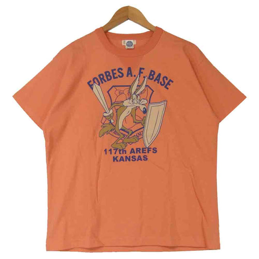 TOY'S McCOY トイズマッコイ TMC1307 FORBES A.F.BASE 前Vガゼット ワイリーコヨーテ プリント ミリタリー 半袖 Tシャツ ピンクオレンジ系 L【美品】【中古】