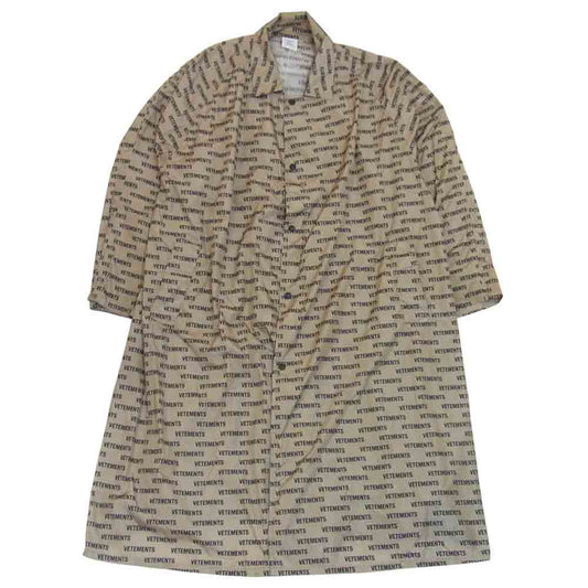 VETEMENTS ヴェトモン 18AW UAH19JA301 RAINCOAT ロゴ 総柄 ナイロン レインコート ベージュ系【中古】