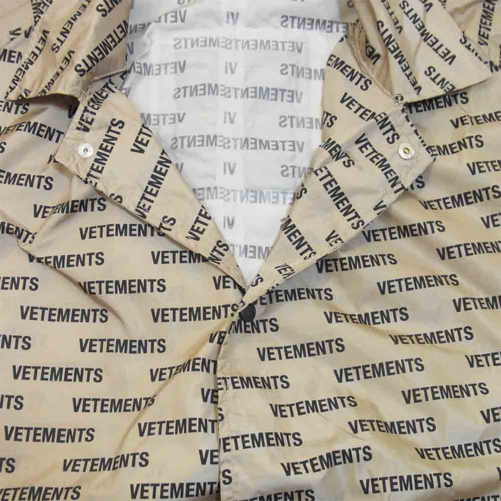 VETEMENTS ヴェトモン 18AW UAH19JA301 RAINCOAT ロゴ 総柄 ナイロン レインコート ベージュ系【中古】