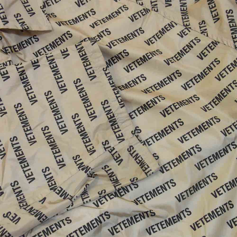 VETEMENTS ヴェトモン 18AW UAH19JA301 RAINCOAT ロゴ 総柄 ナイロン レインコート ベージュ系【中古】