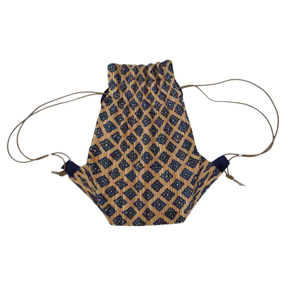 PLEATS PLEASE プリーツプリーズ イッセイミヤケ ISSEY MIYAKE イッセイミヤケ PP82-AG033 プリーツ加工 ナップザック リュック バッグ ベージュ系【中古】