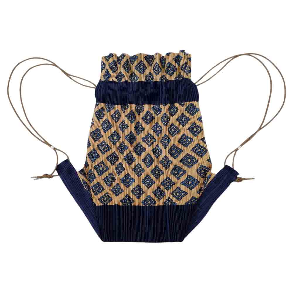 PLEATS PLEASE プリーツプリーズ イッセイミヤケ ISSEY MIYAKE イッセイミヤケ PP82-AG033 プリーツ加工 ナップザック リュック バッグ ベージュ系【中古】