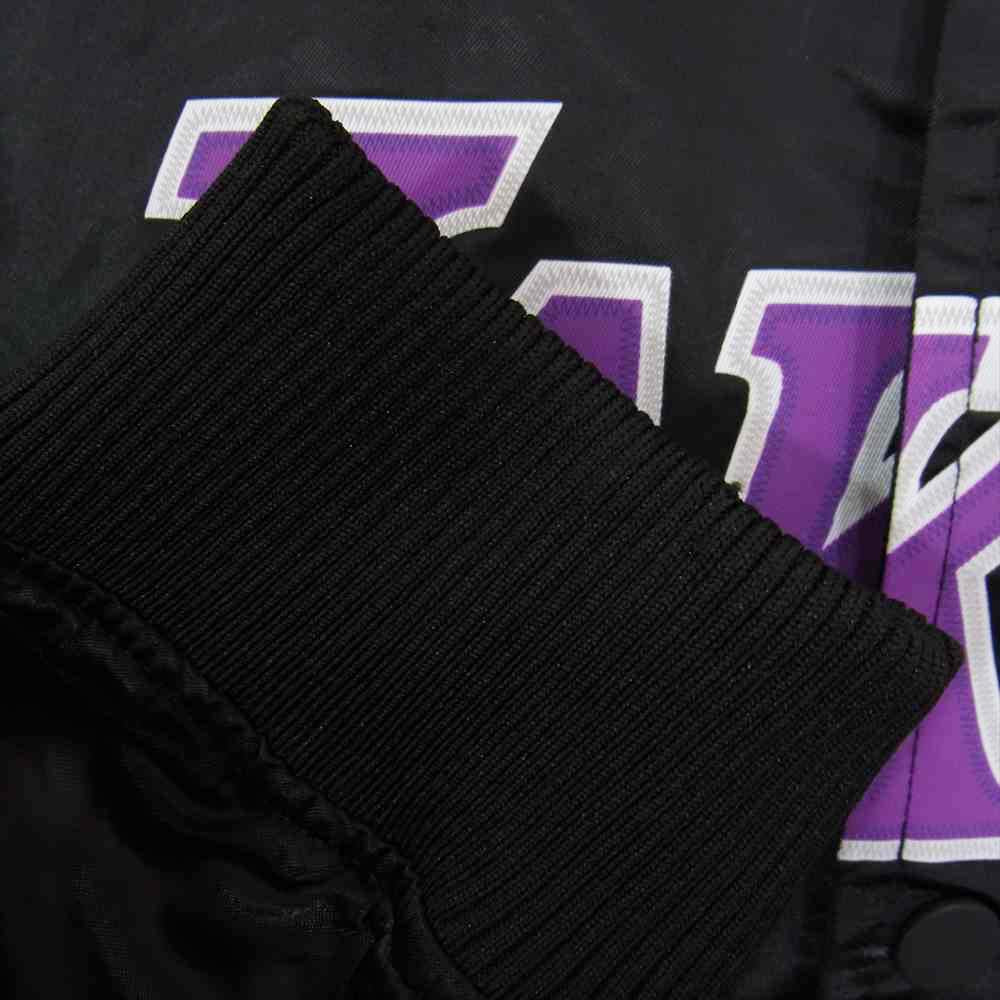 エヌビーエー Los Angeles Lakers Big Logo World Series Satin Jacket ロサンゼルス レイカーズ ビッグロゴ ワールドシリーズ サテン ブルゾン ジャケット ブラック系 パープル系 L【新古品】【未使用】【中古】