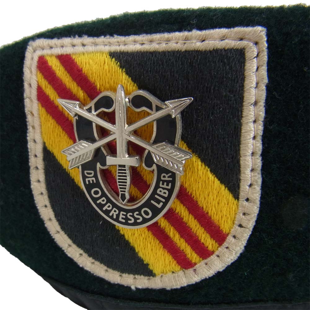 The REAL McCOY'S ザリアルマッコイズ beret mans wool l.r.r.p ウール フェルト ベレー帽 刺繍ベース 金属記章 グリーン ベレー グリーン系 7 3/4【中古】