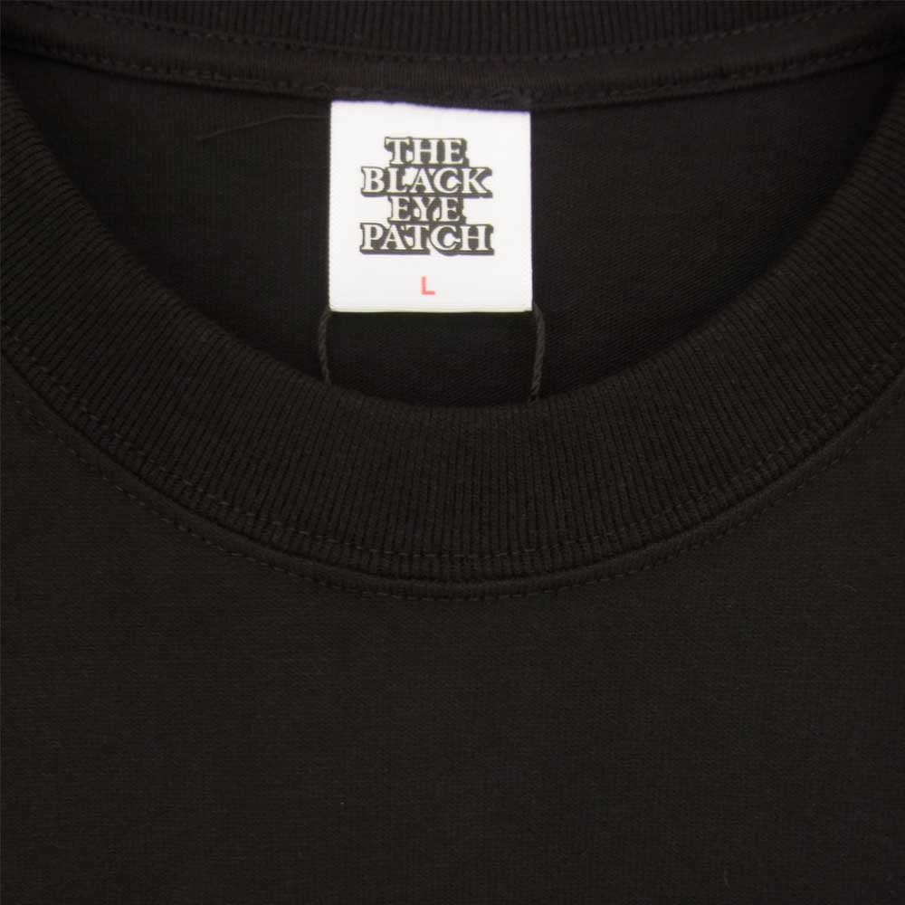 ブラックアイパッチ BEPFW21EI02 × MURO & OLIVE OIL M%O TEE 取扱注意 プリント Tシャツ ブラック系 L【新古品】【未使用】【中古】