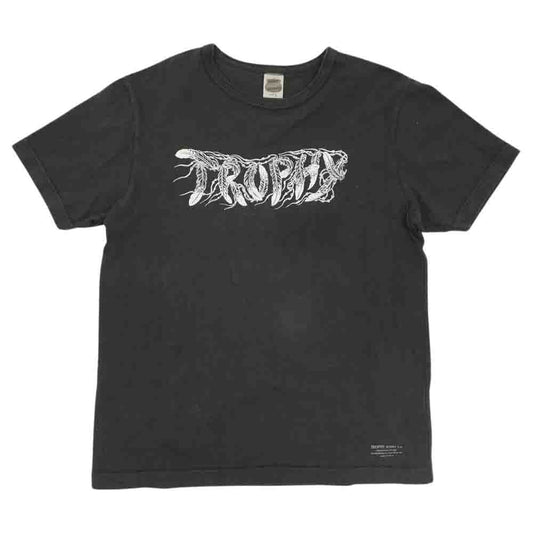 トロフィークロージング フェザーロゴ プリント Tシャツ ガンブラック グレー系 L【中古】