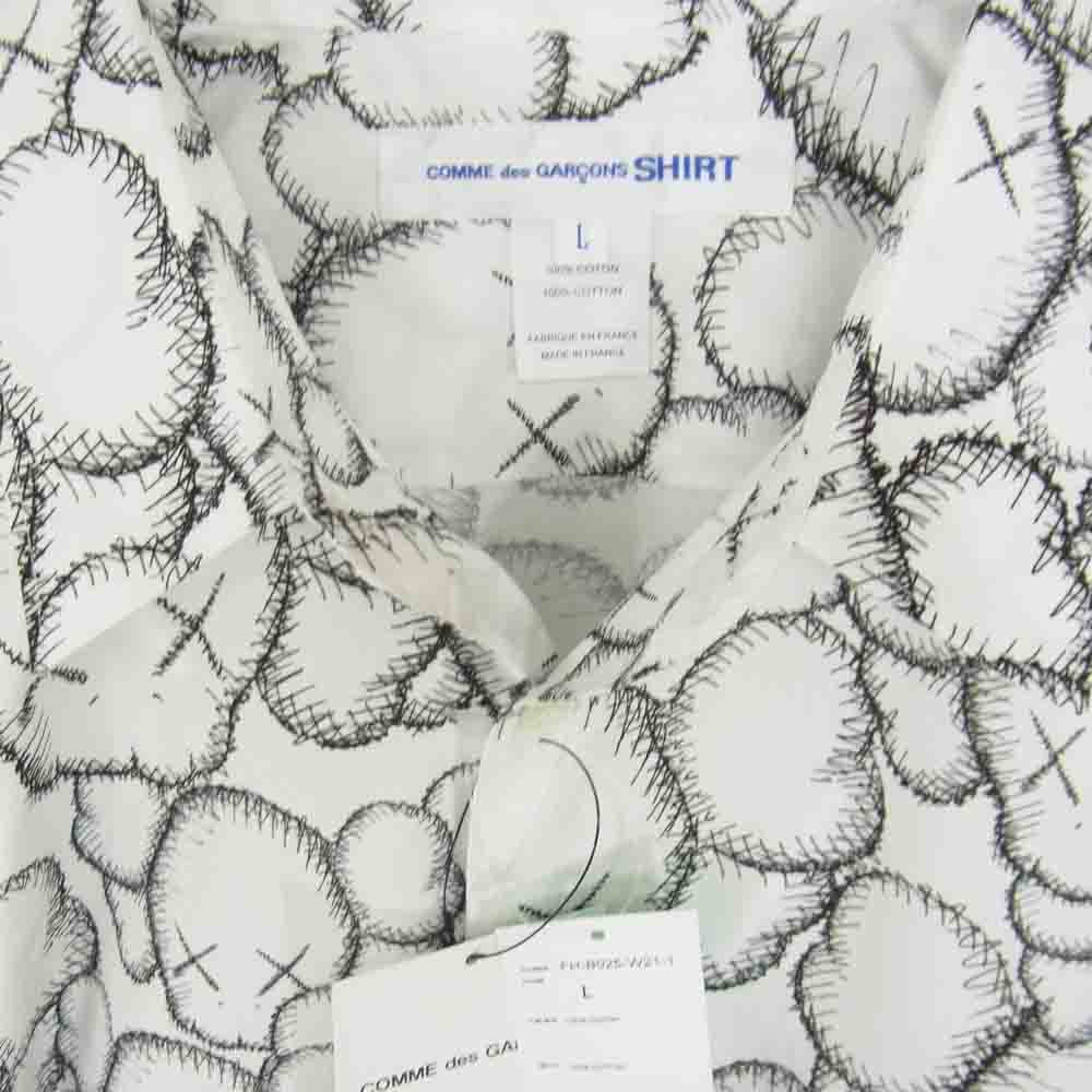COMME des GARCONS コムデギャルソン SHIRT × KAWS 21AW FH-B025-W21-1 CLASSIC SHIRT カウズ プリント コットンポプリン クラシック 長袖 シャツ ホワイト系 L【新古品】【未使用】【中古】
