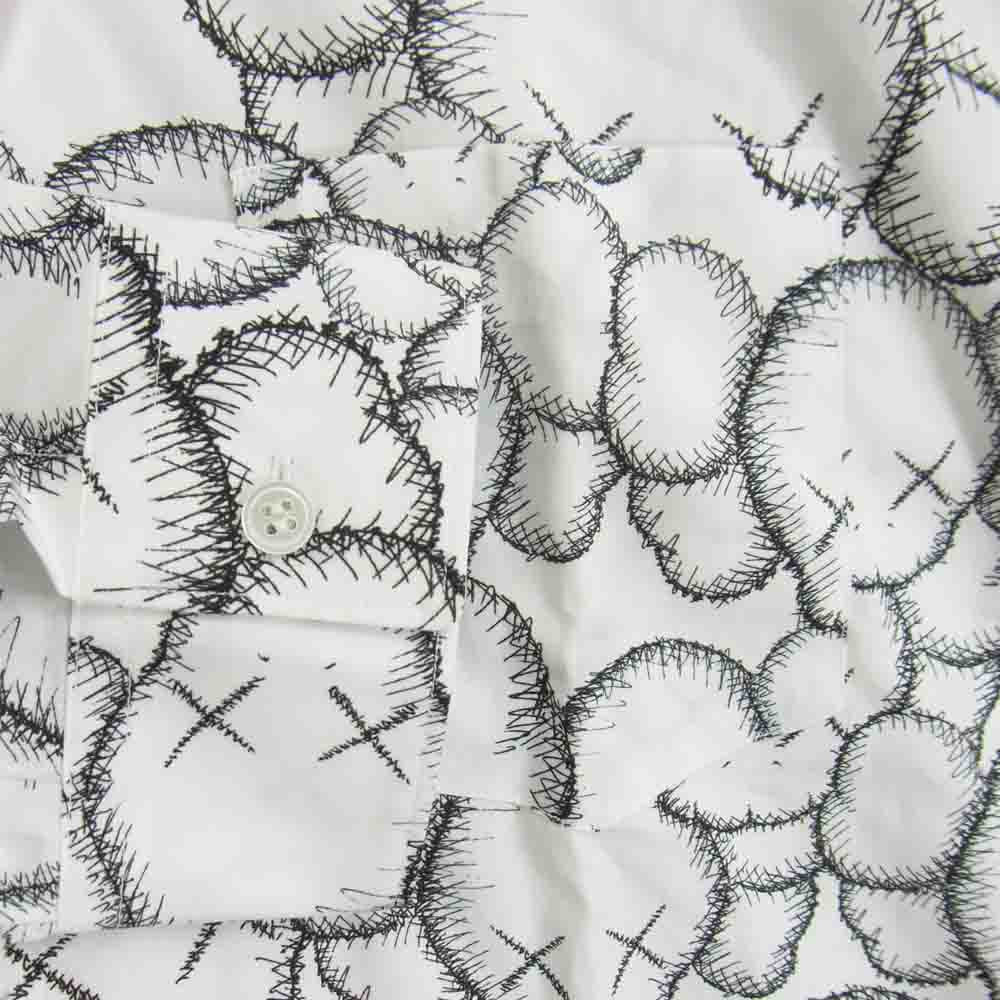 COMME des GARCONS コムデギャルソン SHIRT × KAWS 21AW FH-B025-W21-1 CLASSIC SHIRT カウズ プリント コットンポプリン クラシック 長袖 シャツ ホワイト系 L【新古品】【未使用】【中古】