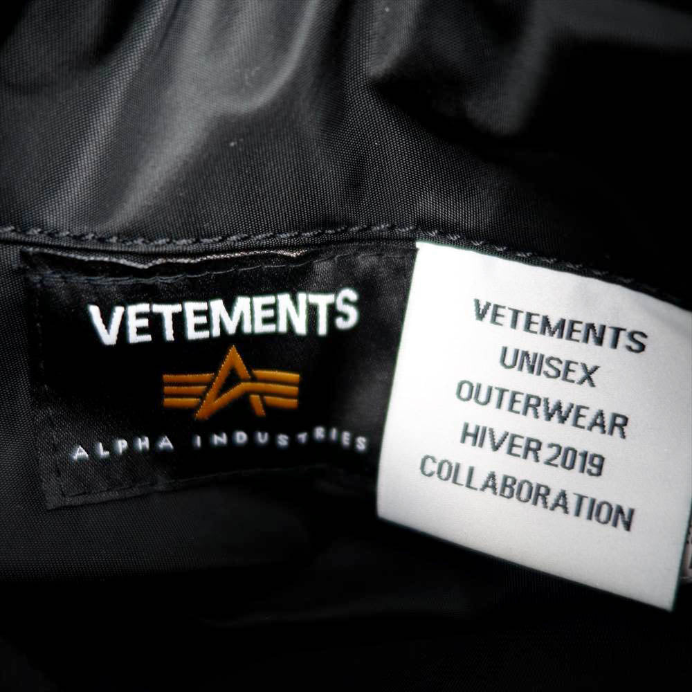 VETEMENTS ヴェトモン ALPHA INDUSTRIES Racing bomber jacket アルファ 再構築 レーシング ボンバー ジャケット ブラック系 M【中古】