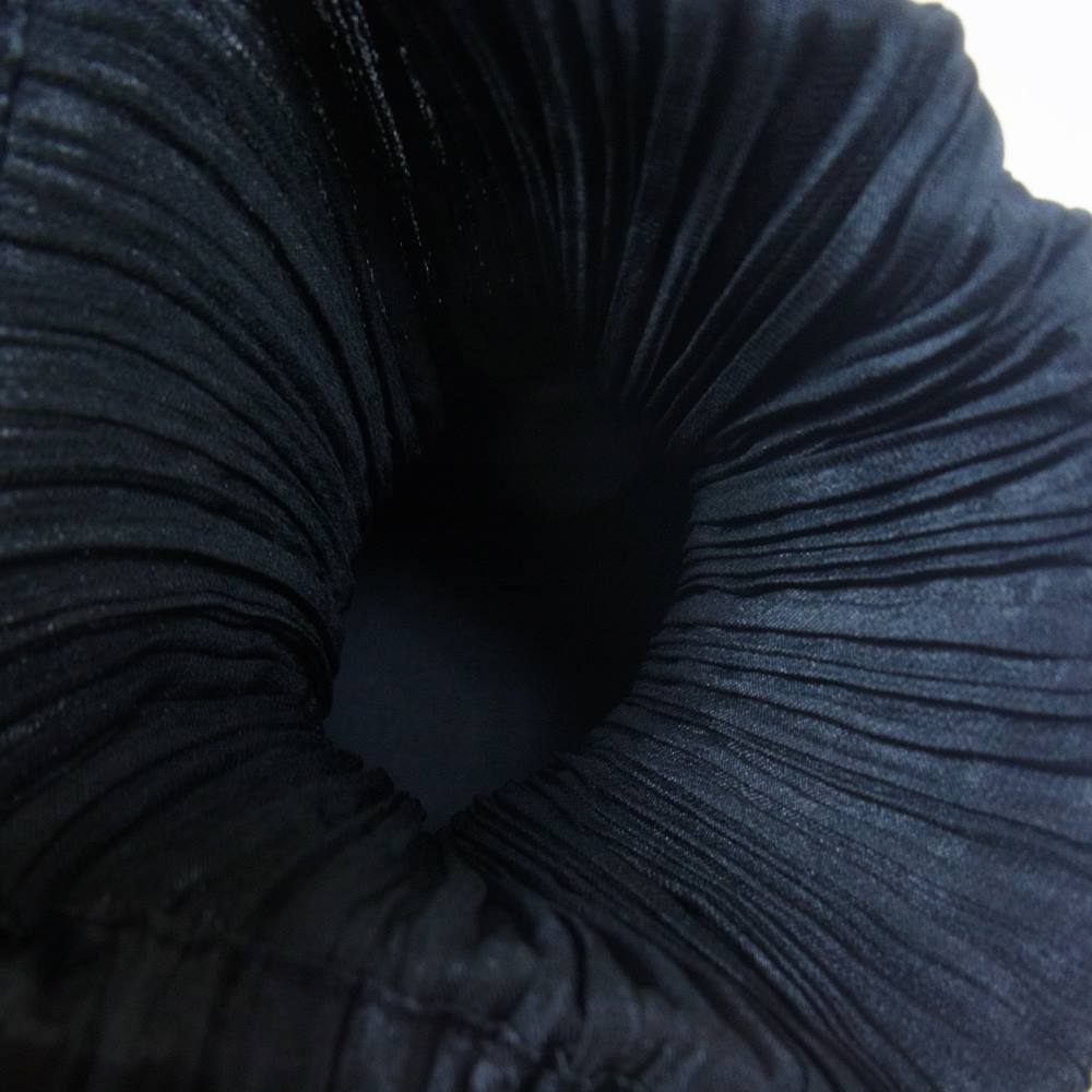 PLEATS PLEASE プリーツプリーズ イッセイミヤケ プリーツ加工 円形 ボール ポーチ 巾着 ブラック系【中古】