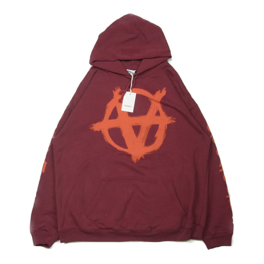 VETEMENTS ヴェトモン 21SS UE51TR650R アナーキー ゴシックロゴ プリント パーカー ワインレッド系 M【新古品】【未使用】【中古】