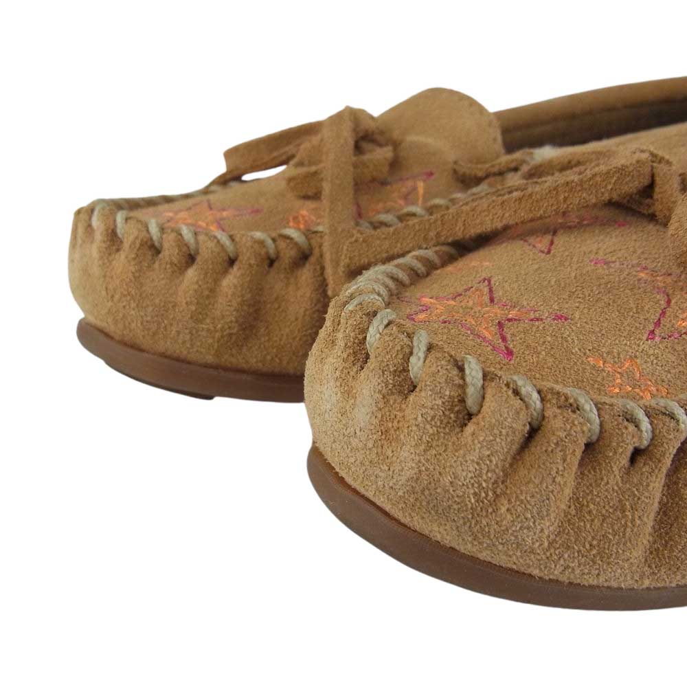 Minnetonka ミネトンカ LOTTIE MOSS ロティモス ABBEY MOC スター刺繍 スエード モカシン ベージュ系 23㎝【新古品】【未使用】【中古】